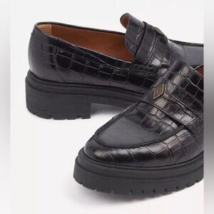 Black Crocodile Pattern Loafers